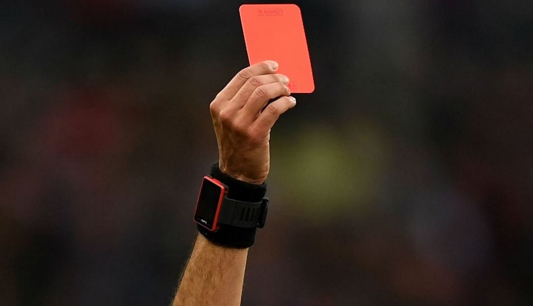 Hiểu về thẻ đỏ trong bóng đá