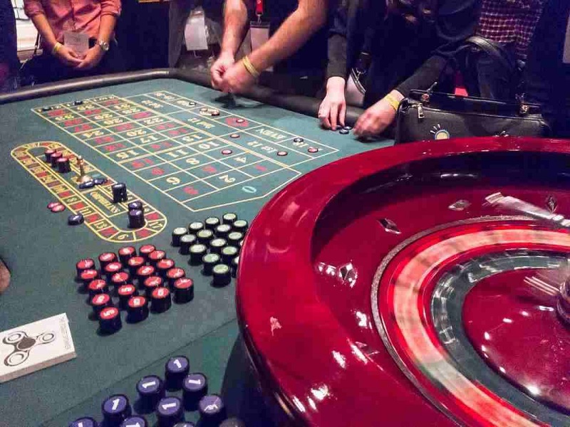 Sòng bạc casino ở Holiday Palace đầy nhộn nhịp
